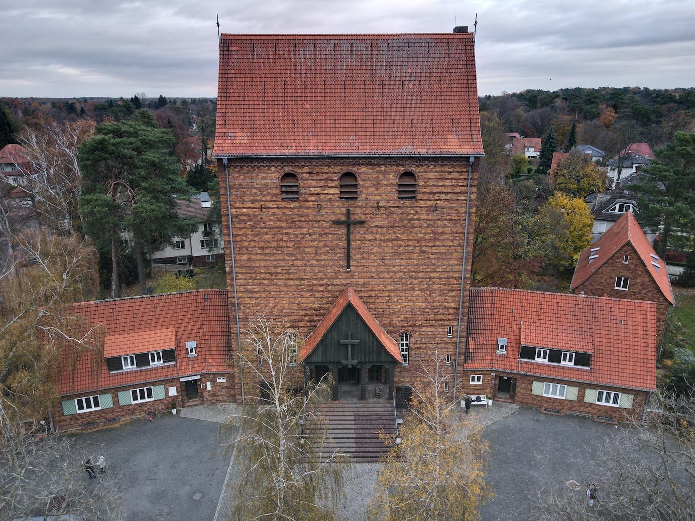 Luftaufnahme der Johanneskirche Frohnau mit Gemeindebauten